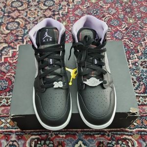 Air Jordan 1 Mid SE size 7 youth